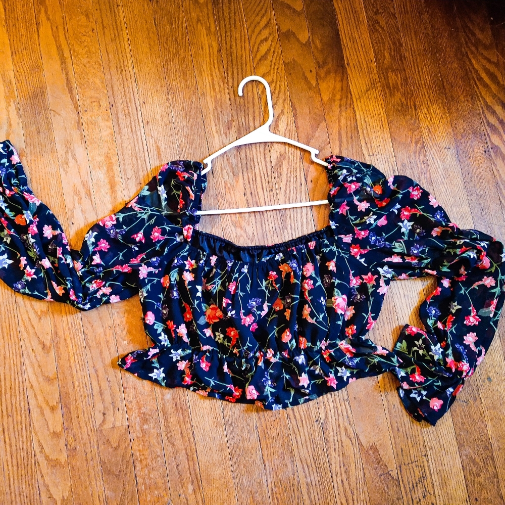 (L) SHEIN Long-Sleeved Floral Blouse Crop-top